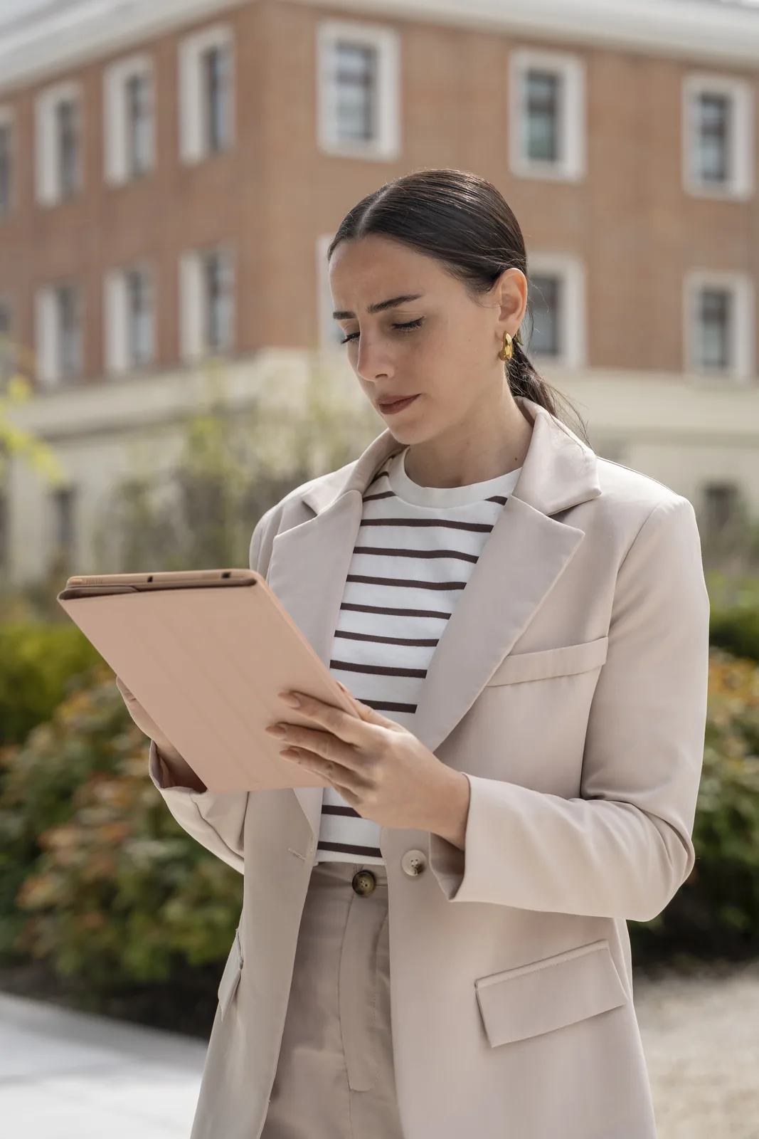 Sara De Pietro al lavoro sulla gestione di un evento aziendale
